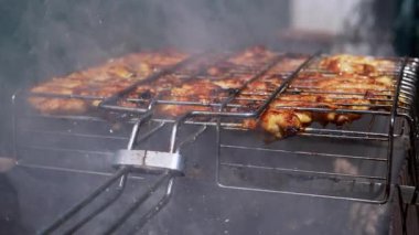 Tavuk parçaları kızgın kömürlerin üzerinde kızarıyor iştah açıcı dumanlar yaratıyor ve tuzlu sularla sulanıyor. Mükemmel bir yaz yemeği hazırlıyoruz..