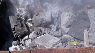 Izgarada parlayan kömür közleri, yukarı doğru kıvrımlı duman. Yemek pişirmek, mangal yapmak ve ateşle ilgili konular için ideal. Sıcaklığın ve hazırlığın özünü yakalar..