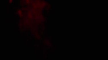 Siyah bir zemine karşı titreşen bir kırmızı ışık huzmesi. Bu basit ama etkili görsel çeşitli projeler için uygun dramatik bir ortam yaratır..