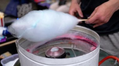 Satıcı, Pamuk Şeker Yapıyor, Sokaklarda Pamuk Şeker Yapan Bir Makine. Parkta pamuk helva için şekerden havadar bir mavi bulut yapma süreci. Çocuklar için bir parti. Sokak şekeri satıyorum..