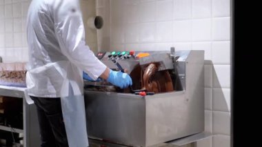 Çikolata soğutma makinesi kullanan şekerci, yüksek kaliteli şeker üretimi için ideal sıcaklığı ve viskoziteyi koruyor. Çikolata endüstrisinde hassasiyet ve kaliteye odaklan..