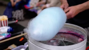 Satıcı, Pamuk Şeker Yapıyor, Sokaklarda Pamuk Şeker Yapan Bir Makine. Parkta pamuk helva için şekerden havadar bir mavi bulut yapma süreci. Çocuklar için bir parti. Sokak şekeri satıyorum..