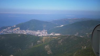 Karadağ 'ın Budva kentinin çarpıcı manzarası tepelerin arasına yerleşmiş ve kentsel ve doğal güzelliklerin bir karışımını sunuyor. Kentsel gelişim, seyahat ve doğa ile ilgili projeler için mükemmel.