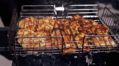 Sıcak kömürlerin üstünde ızgara yapan lezzetli tavuklar. Yemek, yaşam tarzı ve yemek videoları için mükemmel..