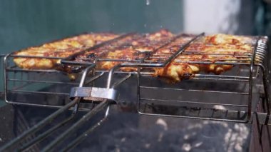 Aromatik baharatlar ızgara tavuğa dökülüyor, lezzeti arttırıyor ve lezzetli bir kabuk oluşturuyor, yemek programları ve yemek blogları için mükemmel..
