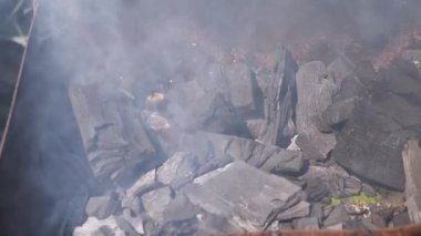 Izgarada parlayan kömür dumanı dalgalanır ve sisli bir atmosfer yaratır. Yemek pişirme, yangın ve atmosferle ilgili projeler için uygun. Sıcaklık, beklenti ve yemeğin başlangıcını iletir..