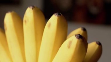 Olgunlaşmış muz demetinin yakın plan görüntüsü, gösterişli doku ve detay. Gıda, sağlık ve yaşam tarzı projeleri için ideal.