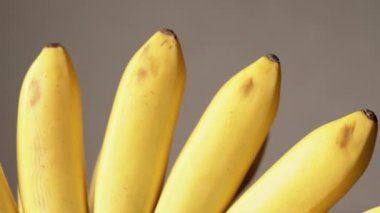 Masanın üzerinde kahverengi benekli altı sarı muzun yakın çekimi..