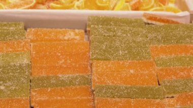 Canlı marmelatlı şekerlemeler ve pastel şekerlemelerden oluşan yakın çekim, enfes bir şekerleme gösterisi yaratıyor. Bu çeşitlilik çok cazip bir lezzet ve doku karışımı sunuyor..