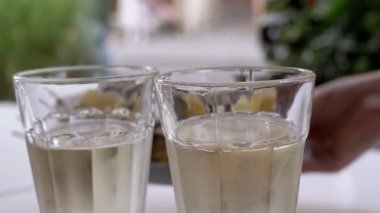 Ferahlatıcı bir içecekle dolu iki bardak. Rahatlatıcı bir anı ya da sosyal bir toplantıyı tasvir etmek için mükemmel..