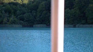 Plitvice Gölleri 'nin güzelliğini bir tekneden tecrübe edin. Turkuaz su ve yemyeşil, unutulmaz bir manzara yaratır..