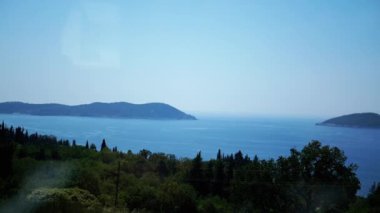 Sakin deniz manzaralı adalar, berrak gökyüzü ve sakin sular. Adriyatik kıyısında huzurlu bir yaz günü.