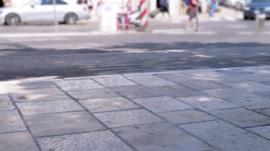 Yayaların ve araçların olduğu bir şehir caddesinin bulanık arka planı. Metin kaplaması veya sunumlar için ideal.