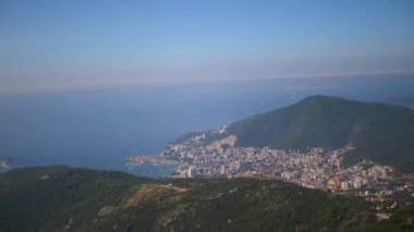Karadağ 'ın Budva kıyı şeridinin nefes kesici hava manzarası. Dağlar ve Adriyatik Denizi arasında yuva yapmış yemyeşil manzaralar. Seyahat videoları için harika bir sahne..