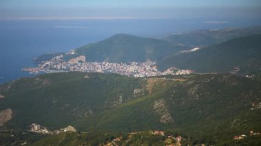 Dağdan Budva 'nın nefes kesici manzarası. Yeşil yamaçlar, Karadağ kıyı şeridine sakin bir kaçış olan Adriyatik Denizi 'nin kıyı şeridini karşılıyor.