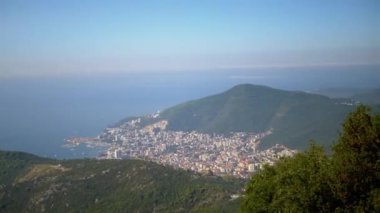 Dağlar ve Adriyatik Denizi arasında yuva yapmış Budva şehrinin manzarası huzurlu bir kıyı manzarası sunuyor.