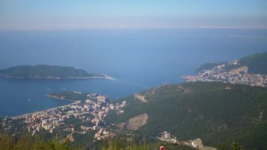Karadağ 'ın Budva kentinin nefes kesici hava manzarası Adriyatik kıyı şeridi, St. Nicholas Adası ve kıyı dağlarını gözler önüne seriyor. Seyahat, doğa ve Akdeniz projeleri için ideal.