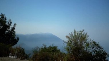 Görkemli dağ zirveleri berrak mavi bir gökyüzüne karşı yükselir, sakin bir manzaraya. Doğanın dokunulmamış güzelliği.