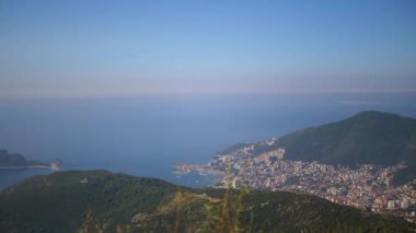 Karadağ 'ın Budva kentinin çarpıcı panoramik manzarası. Şehir, dağlarla ve yeşilliklerle çevrili Adriyatik kıyıları boyunca uzanır. Gezginler için mükemmel bir yaz yeri..