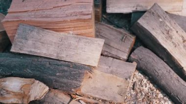 Kalıplı odun yığınının üst görüntüsü, çeşitli boyutlarda ve renkte kütükler sergileniyor. Sıcaklık, kış hazırlığı ve doğal kaynakları temsil eder. Sürdürülebilirlik ve