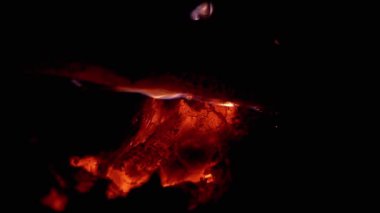 Yanan közler karanlıkta yanan bir kütüğün altında yoğun bir şekilde parlayarak büyüleyici bir ışık ve ısı gösterisi yaratır. Ateş, doğa veya sıcak bir atmosfer yaratma projeleri için idealdir..