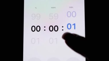Telefon ekranında 30 saniyelik geri sayım. Zamanlayıcı geri sayıyor ve bir parmak ekranla etkileşime giriyor. Zaman yönetimiyle ilgili projeler için ideal.