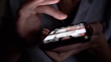 Bir kadın, sosyal medyada, karanlıkta, parlayan telefonlarla aydınlatılan çeşitli iletiler arasında gidip geliyor. Teknoloji, sosyal medya ve gece yarısı taraması projeleri için mükemmel..