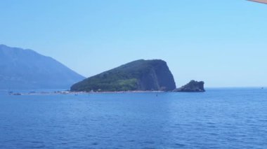 Issız bir ada, kumlu bir sahil, yemyeşil bir yer, ve berrak mavi sular, yaz tatili için mükemmel bir kaçış..