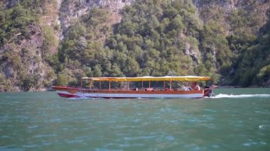 Koman Gölü 'nün sakin sularında, göz kamaştırıcı Arnavut dağlarının arasına kurulmuş, gizli mücevherleri keşfetmek için mükemmel bir tekne turu..