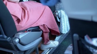 Turkuaz dalgalar, suyu kesen bir tekneye çarpar. Bu büyüleyici sahne deniz yolculuğunun heyecanını ve dinginliğini somutlaştırıyor, izleyicileri doğanın güzelliğini ve güzelliğini deneyimlemeye davet ediyor.