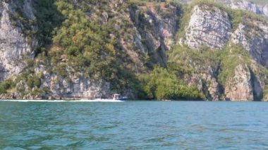 Arnavutluk 'un Koman Gölü' nün sükunetini bir tekne perspektifinden yaşayın, turkuaz suları ve orman kayalıklarını yakalayın.