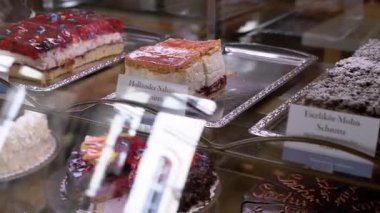 Meyve soslu ve çikolatalı keklerin ağız sulandırıcı gösterisi bir fırında..