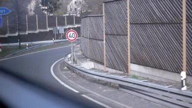 Hareket halindeki bir otoyol çıkışından Berlin ve Chemnitz 'e giden yolu gösteren işaretler. Seyahat, navigasyon ve Alman otoban videoları için elverişli.
