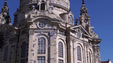 Dresden, Almanya - 11 Nisan 2025: Dresden, Almanya 'da Frauenkirche' in önünde devasa bir sabun köpüğü sürükleniyor ve büyülü bir sahne yaratıyor. Seyahat, belgesel ve sanatsal projeler için ideal.