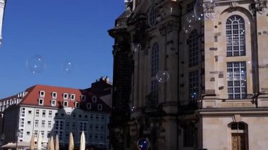 Dresden, Almanya - 11 Nisan 2025: Sabun köpükleri Almanya 'nın Dresden kentindeki Frauenkirche' i geçerek güzel ve sakin bir manzara yarattı. Seyahat, belgesel ve ilham verici projeler için ideal..