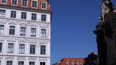 Dresden, Almanya - 11 Nisan 2025: Dresden, Almanya 'da tarihi bir bina ile Frauenkirche arasında büyük bir sabun köpüğü havada süzülüyor. Seyahat ve kültürel videolar için mükemmel.