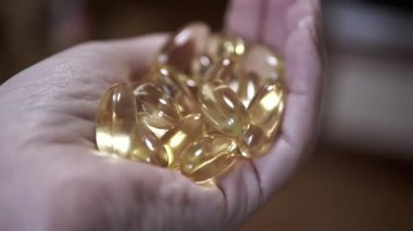 Omega 3 balık yağı kapsülleri hazır. Yakın plan. Yumuşak odaklanma. Sağlıklı bir yaşam tarzı. Vitamin ve takviye konsepti.