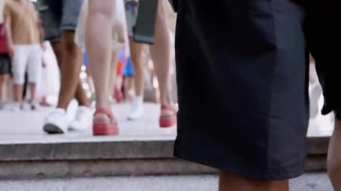 Bir Avrupa şehrinde insanlar eski taş merdivenlerden inerler. Çeşitli ayakkabı ve giyim tarzları görünür. Hırvatistan 'da yaz günü.