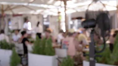 Temiz mavi suyu olan kayalık bir kıyı şeridi manzarası ve arka planda tarihi bir kale duvarı. Bir tarih ve sükunet hissi uyandırıyor..