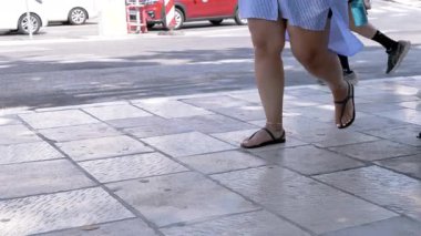 Hırvatistan, Dubrovnik - Ağustos 2024: Kaldırımda yürüyen insanlar, bacaklar birbirine yakın. Kentsel yaşam, ulaşım ve yaya trafiği.