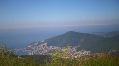 Budva ve Karadağ kıyı şeridinin çarpıcı manzarası bir dağın zirvesinden Adriyatik 'in ve çevrenin güzelliğini gözler önüne seriyor..