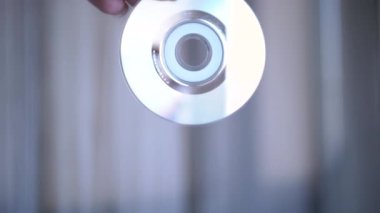 Bir el, yumuşak bulanık bir arkaplana karşı boş bir CD tutar, veri depolama görüntüsünün basit ama anımsatıcı bir görüntüsünü yaratır.