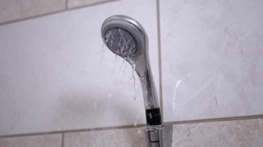 Duş başlığından fayanslı banyo duvarına doğru akan su, banyo, hijyen ve günlük görsel efektler için ideal..