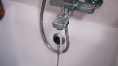 Küvetin musluğundan su akar, küveti doldurur. Bu sakinleştirici görüntüler rahatlama, ev ve yaşam tarzı projeleri için uygundur..