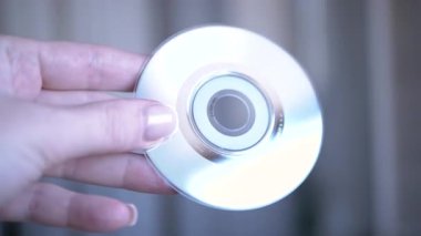 Dönen CD 'ye yakın çekim, parıldayan ve yansıtan ışık. Teknoloji, veri ve soyut görsel projeler için mükemmel.