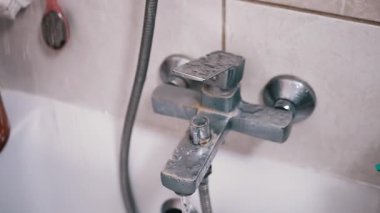 Duş başlığından fayanslı zemine fışkıran su banyo ve yaşam tarzı projeleri için canlandırıcı bir görüntü sunuyor..