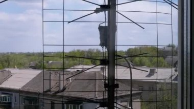 Bulutlu bir gökyüzünün arka planına karşı eski bir televizyon anteni. Teknoloji, modası geçmiş sistemler ya da kentsel manzaralar hakkındaki projeler için mükemmel..