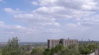 Şehrin eski bölümündeki evlerin çatısının penceresinden manzarayı izle. Şehrin üzerinde gri kümülüs bulutları asılı. Ufkun görüntüsü.