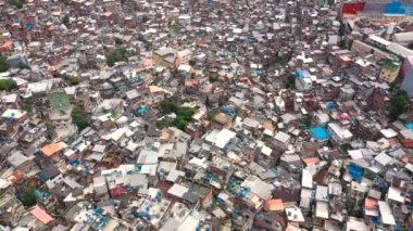 Latin Amerika 'nın en büyük gecekondu mahallesi olan favela da Rocinha' nın hava görüntüleri. Rio de Janeiro, Brezilya 'da yer almaktadır