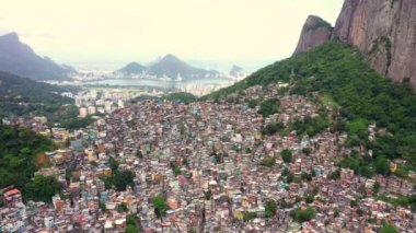 Latin Amerika 'nın en büyük gecekondu mahallesi olan favela da Rocinha' nın hava görüntüleri. Rio de Janeiro, Brezilya 'da yer almaktadır